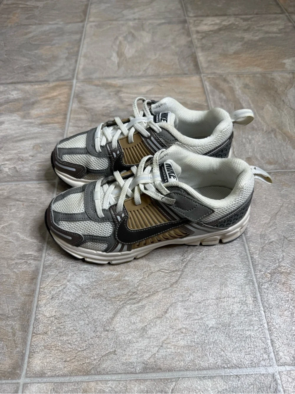 Nike Zoom Vomero 5 Metallic Pewter PS Shoe Size 1.5Y Gold HF6999-004 Preowned